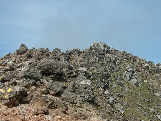 岩だらけの登山道